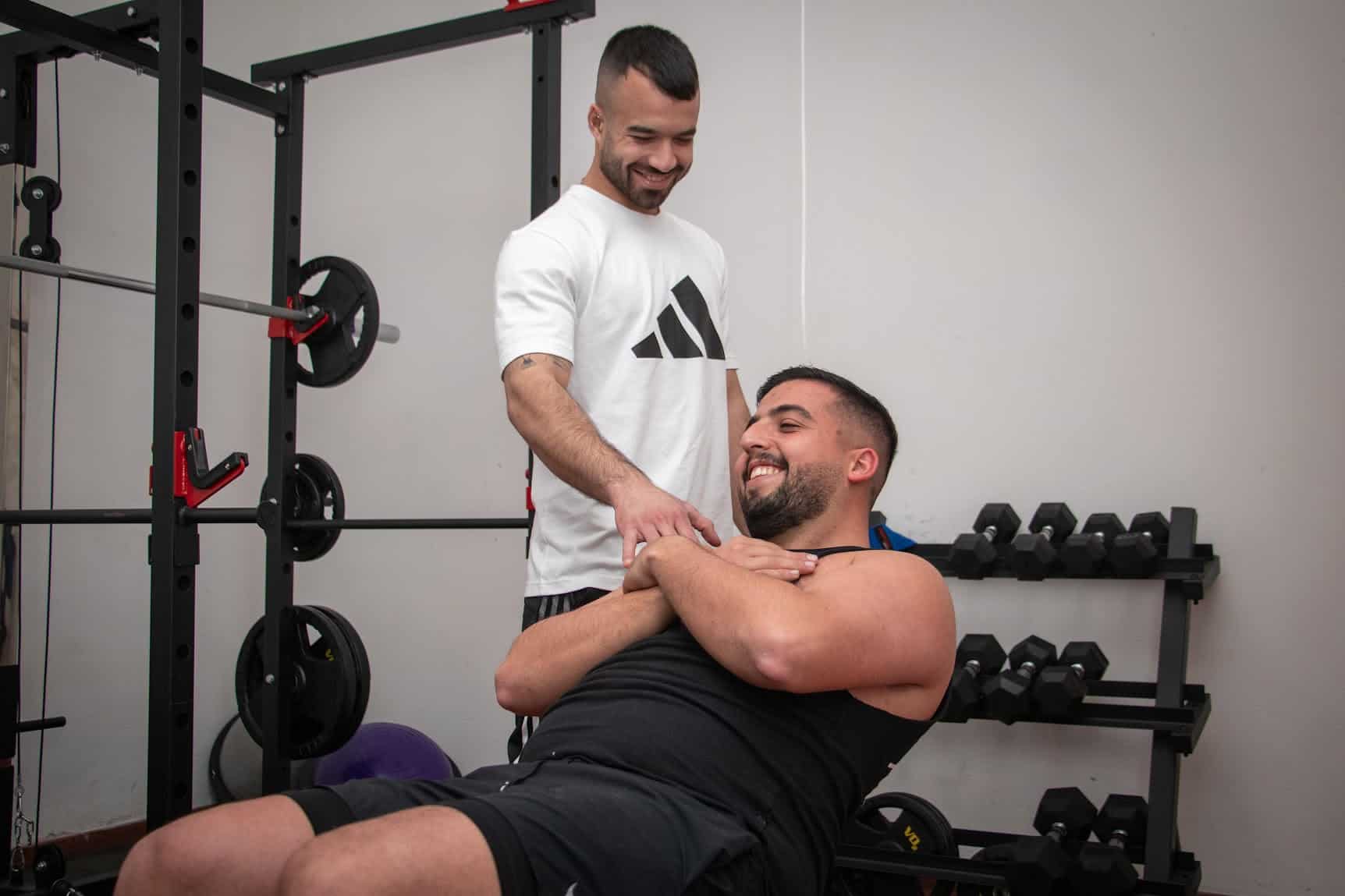 אופק מאמן מתאמן בתרגיל שמויעד לבטן